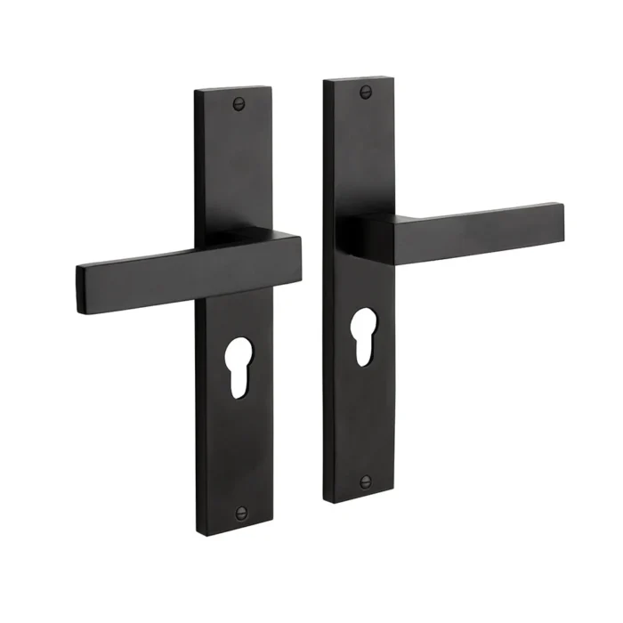 Mooi Deurbeslag - Geveerde Deurklink Lusso met schild en profielcilindergat