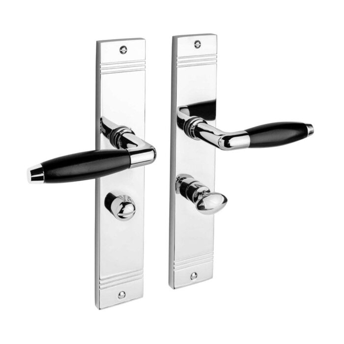 Klassiek geveerde deurklink op schild wc slot glanzend nikkel