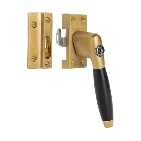 Klassieke Raamsluiting in messing getrommeld met slot, rechts