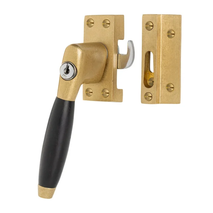 Klassieke Raamsluiting in messing getrommeld met slot, links